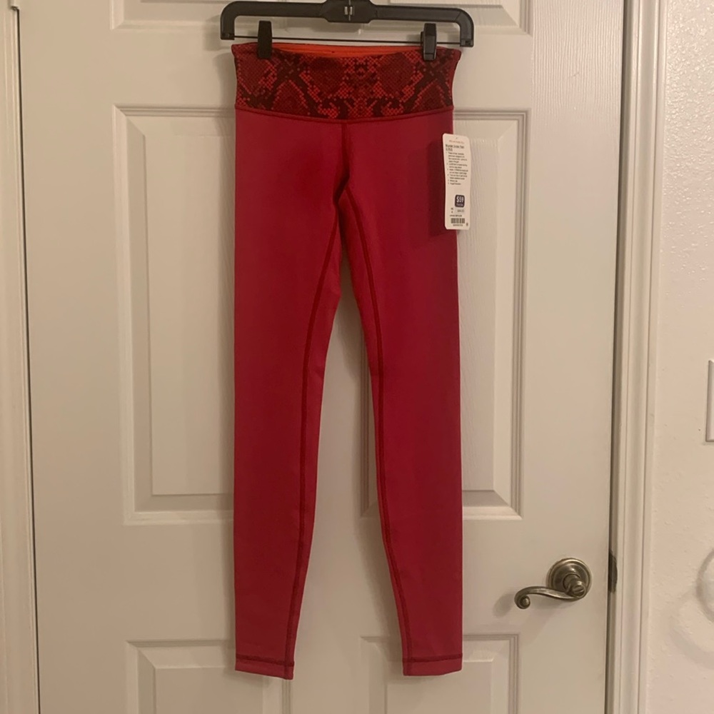NWT Lululemon Wunder Under Pants III Reversable leggings in size 4.